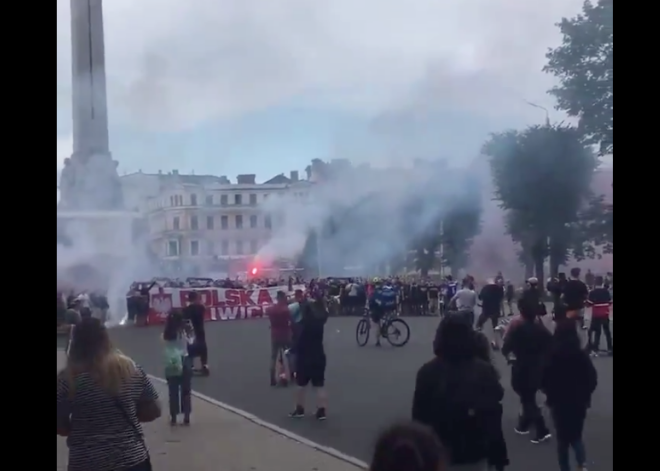 VIDEO: Polijas futbola fani pie Brīvības pieminekļa aizdedzina dūmu sveces