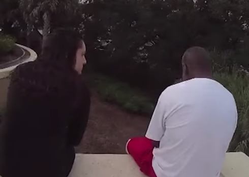 VIDEO: sieviete Floridā ar emocionālu vēstījumu izglābj dzīvību vīrietim, kurš gribējis nolekt no tilta