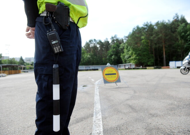 Aizdomās par kukuļa pieņemšanu un dokumentu viltošanu aizturēti divi policisti