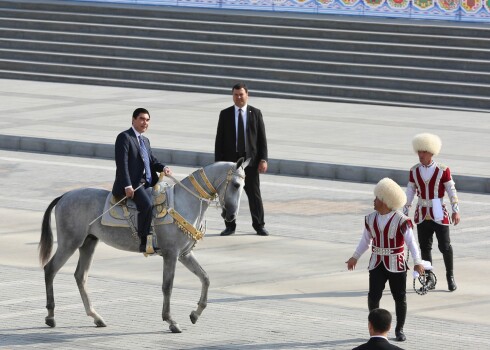 Turkmenistānas prezidents ir liels zirgu cienītājs. Arī oficiālajās ceremonijās viņš ierodas rikšotāja mugurā.