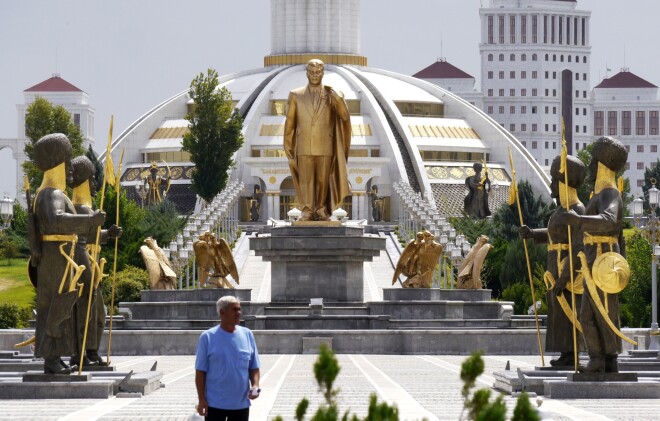 Pirmā Turkmenistānas prezidenta Saparmurata Nijazova piemineklis valsts galvaspilsētā. 