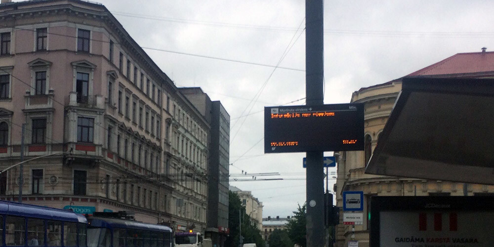 "Rīgas satiksme" pieturvietās uzstādījusi jau 7 no 11 paredzētājiem elektroniskajiem tablo