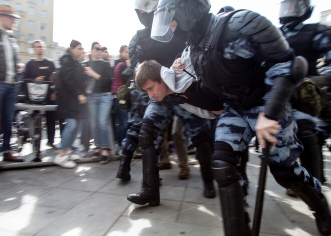 Maskavas policija atbrīvojusi teju visus protesta akcijas gaitā aizturētos cilvēkus