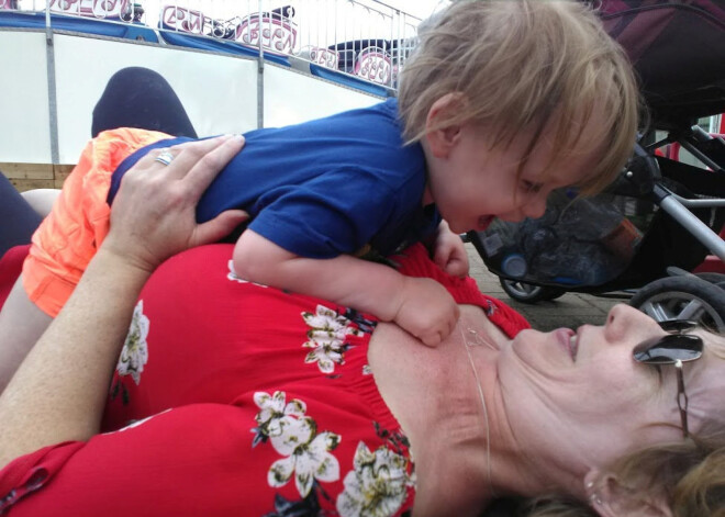 Ārsti domāja, ka zēns tikai izmežģījis potīti: nepareizas diagnozes dēļ no smadzeņu vēža mirst 3 gadus vecs britu puika