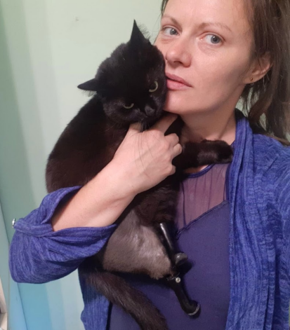 “Mūsu labais eņģelis, kurš kopā ar savu komandu deva iespēju Rejai ne tikai staigāt, bet pat skriet,” saka Rejas saimniece Zanda Briķe.