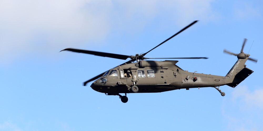 Nedēļas garumā virs Kurzemes, Ādažiem un Lielvārdes lidināsies armijas helikopteri