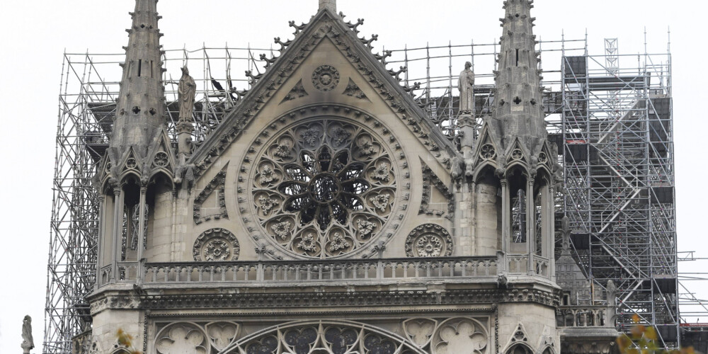 No Parīzes Dievmātes katedrāles izplūst indīgais svins