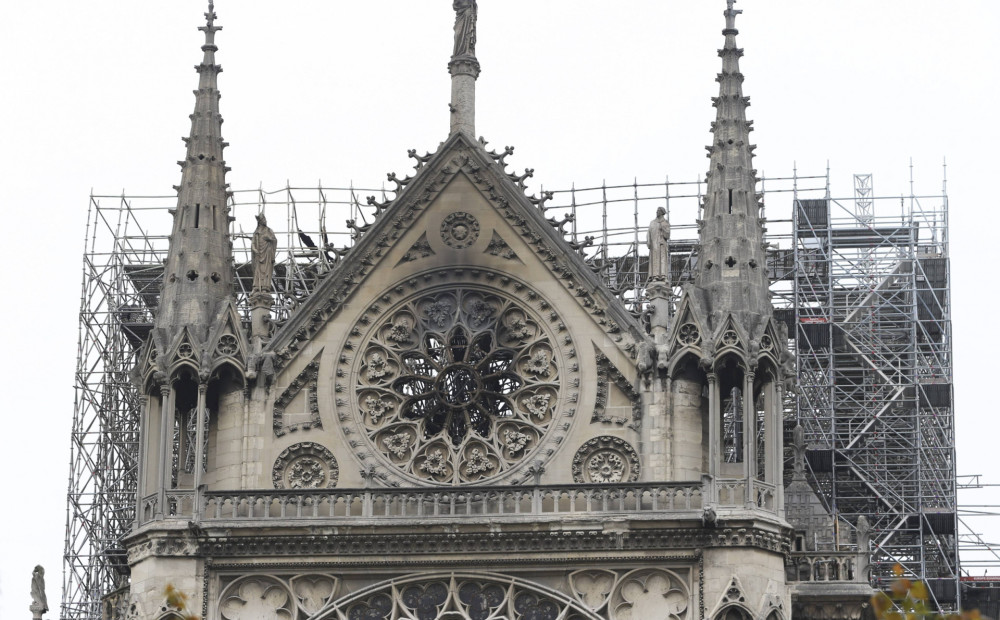 No Parīzes Dievmātes katedrāles izplūst indīgais svins