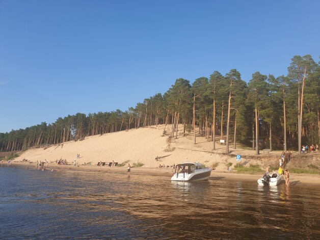 Netālu no ietekas jūrā kā piestātni atpūtnieki izmantoja vietu, kur atrodas unikāls dabas veidojums – Baltā kāpa.