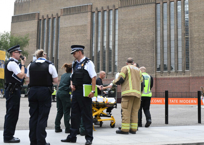 Tiesā izskan sīkākas detaļas par zēna, kuru nogrūda no skatu platformas 10. stāva Londonā, gūtajām traumām