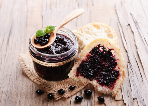 Upeņu želeja ar kanēli