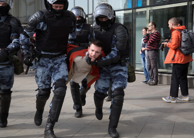 Krievijā draud atņemt vecāku tiesības opozīcijas demonstrāciju dalībniekiem