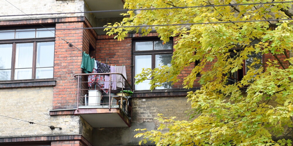 Traģēdija Bauskā: no ārzemēm nupat atgriezies vīrietis nositas, izkrītot pa balkonu