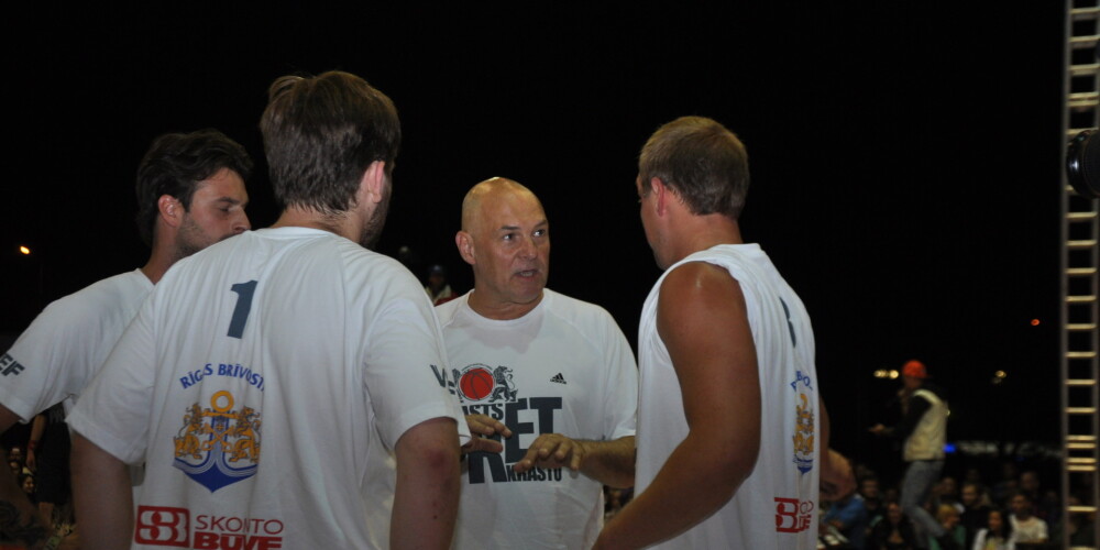 Ap pusnakti no sestdienas uz svētdienas basketbola laukumā attiecības skaidrs aktieri pret mūziķiem.