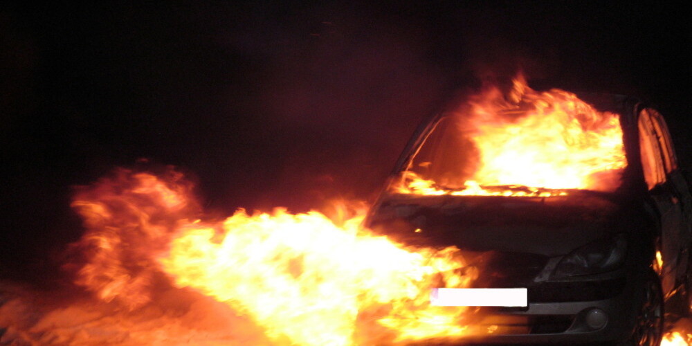 Мужчины в Скрунде угнали машину: ее нашли разбитой и сгоревшей