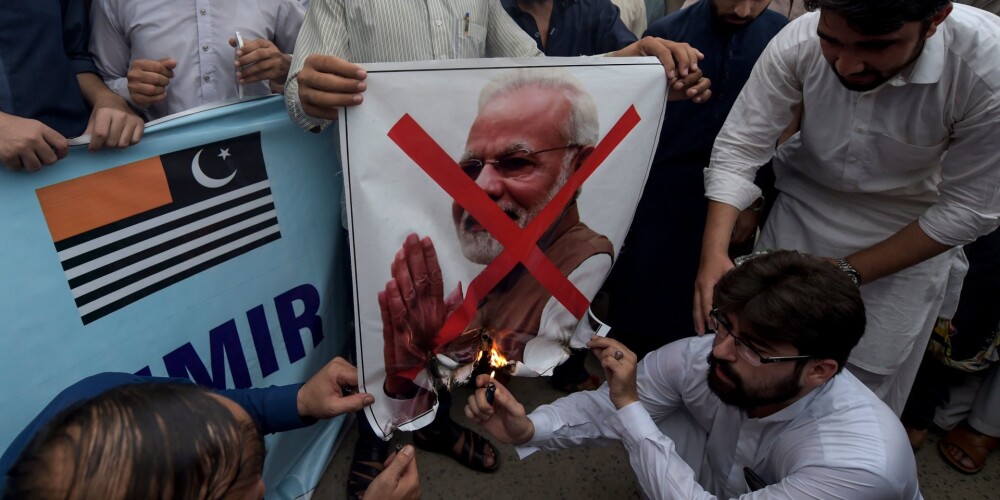 Pakistāna izraida Indijas vēstnieku un ierobežos diplomātiskās attiecības