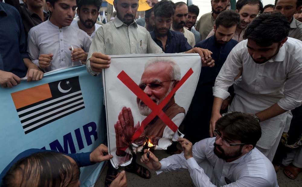 Pakistāna izraida Indijas vēstnieku un ierobežos diplomātiskās attiecības