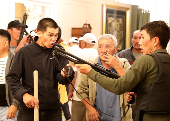 Kirgizstānā specvienības mēģinājums aizturēt korupcijā apsūdzēto eksprezidentu izvēršas asiņainā konfliktā