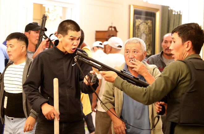 Eksprezidenta Atambajeva rezidenci bija aplenkuši viņa atbalstītāji, kas specvienībai nav ļāvuši ēkā iekļūt.