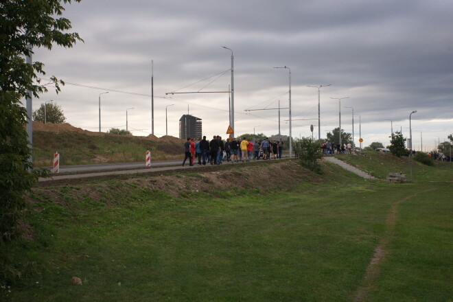 Cilvēki dodas uz "Rammstein" koncertu Lucavsalā