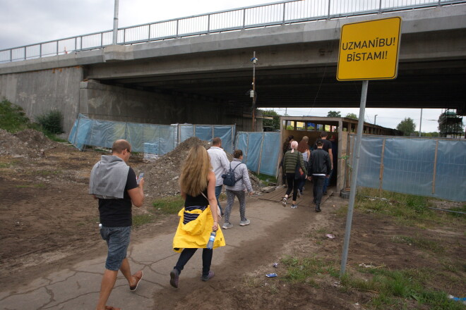 Cilvēki dodas uz "Rammstein" koncertu Lucavsalā