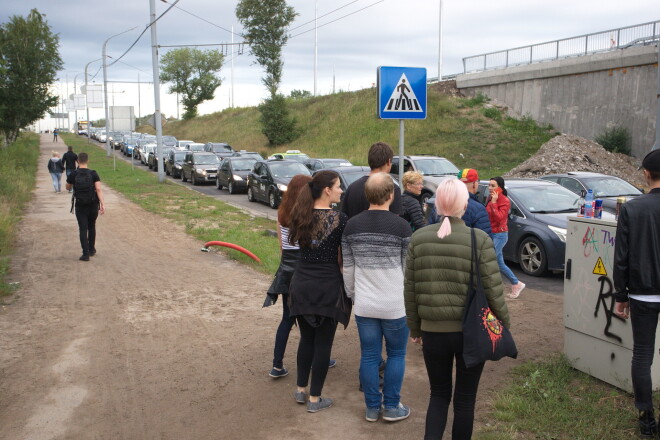 Cilvēki dodas uz "Rammstein" koncertu Lucavsalā