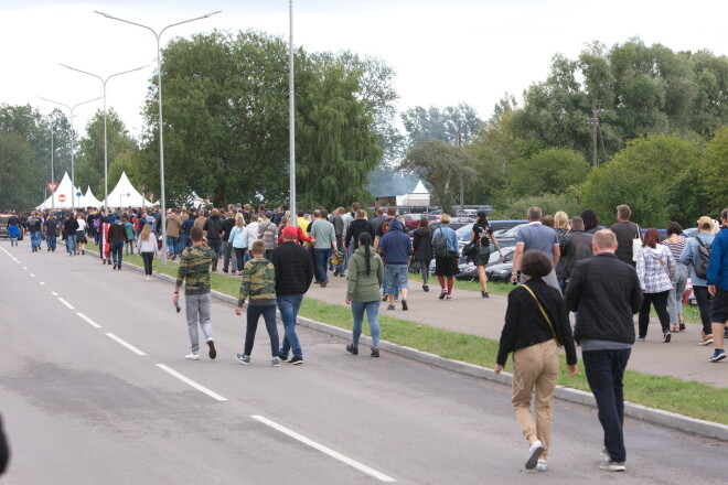 Cilvēki dodas uz "Rammstein" koncertu Lucavsalā