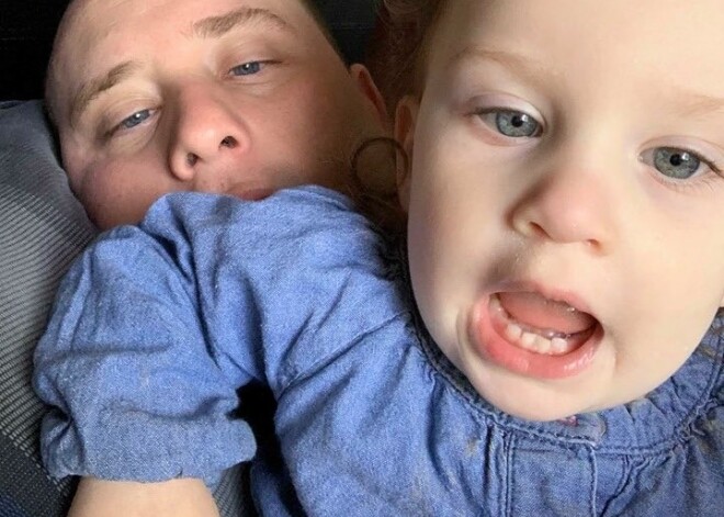 Uzkarsušā automašīnā Kalifornijā mirusi atrasta divgadīga meitenīte, kuras māte mājās aizsnaudusies