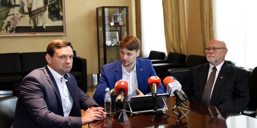 Семь исключенных из партий депутатов Рижской думы договорились о сотрудничестве, но не склонны поддержать ни одного из кандидатов в мэры
