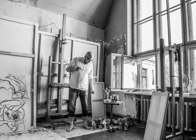 Otto Zitmanis jaunākajā izstādē rāda mūsdienu sabiedrības vēlmi raiti slīdēt pa noliktu līkni