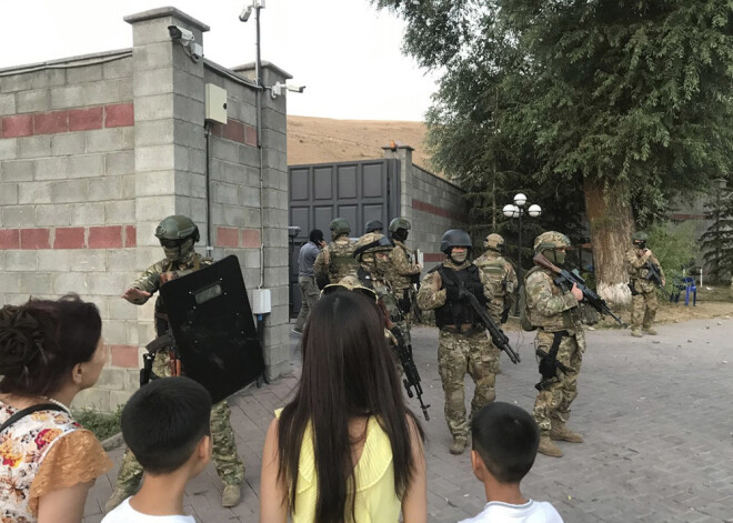 Kirgizstānas policija ar otro mēģinājumu aizturējusi eksprezidentu Atambajevu