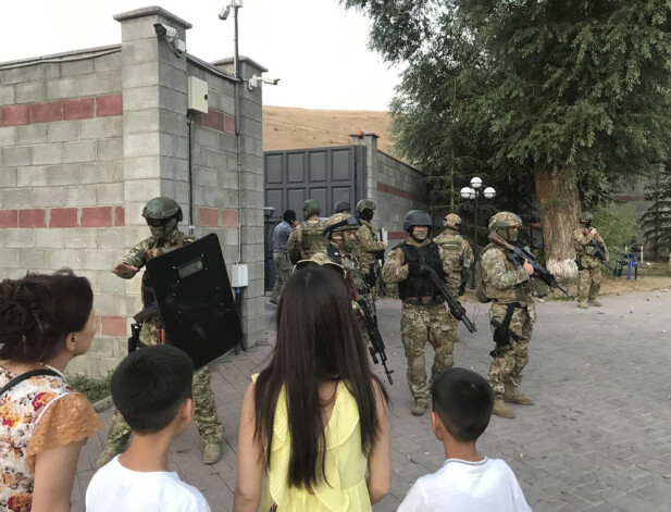 Kirgiztānas drošības dienesti pie eksprezidenta rezidences.