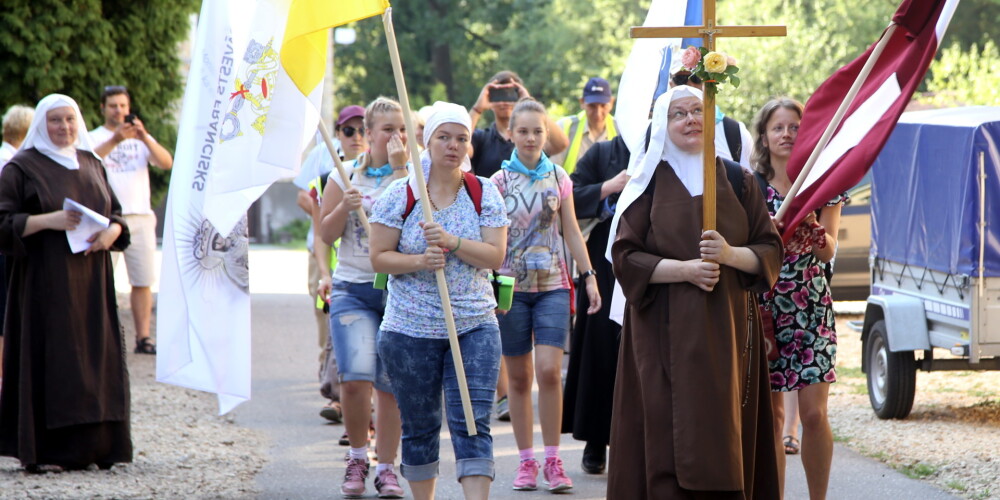Svētceļnieki dodas atvērtajā svētceļojumā.