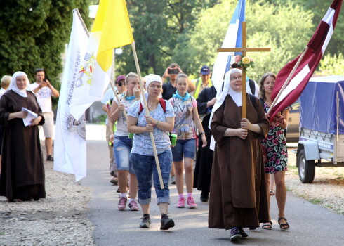 Svētceļnieki dodas atvērtajā svētceļojumā.