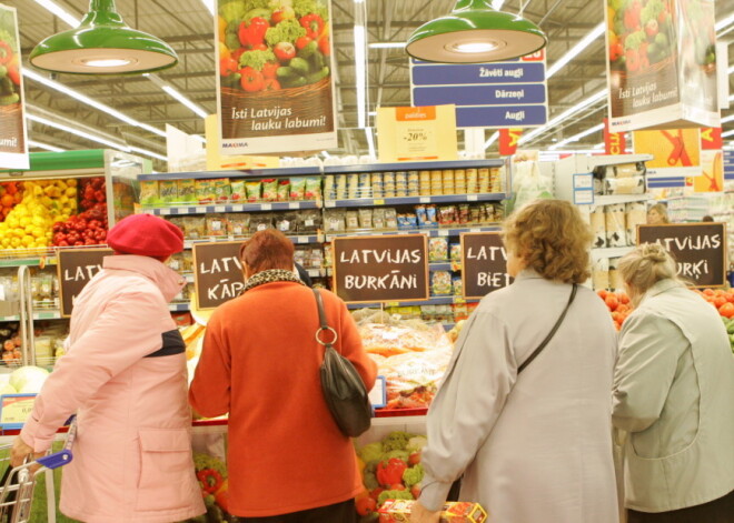 «Maxima» планирует бесплатно раздавать людям продукты с истекшим сроком годности прямо у магазинов