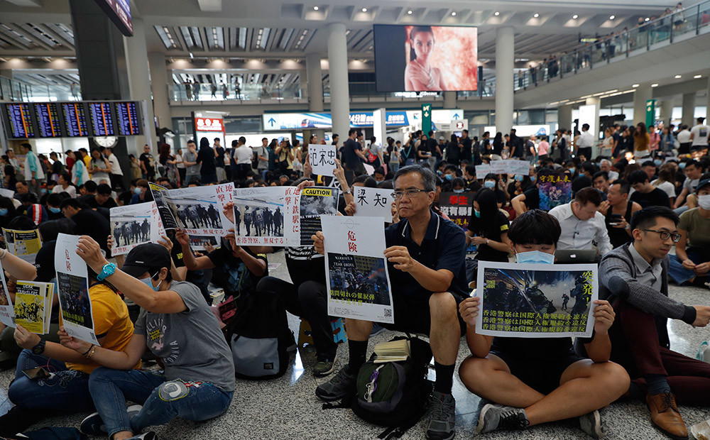 Protestētāji Honkongas lidostā sāk trīs dienu mītiņu
