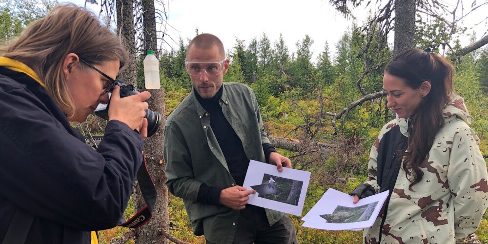 Latviešu mākslinieki Somijā rada dabas koncertzāli, kas sairstot atkal kļūs par mežu
