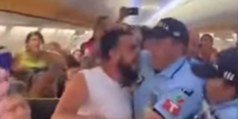 В самолете 20-летний мужчина ударил стюардессу, попал на видео и в черный список