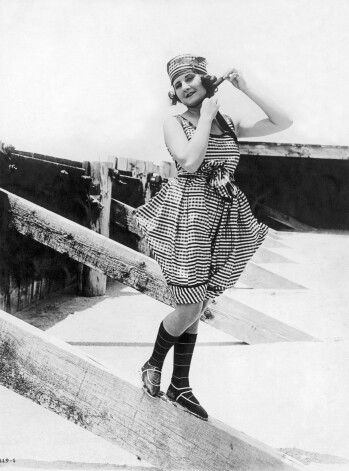 Holivudas mēmā kino aktrise Vera Stedmane demonstrē tā laika moderno peldtērpu, 1917. gads.