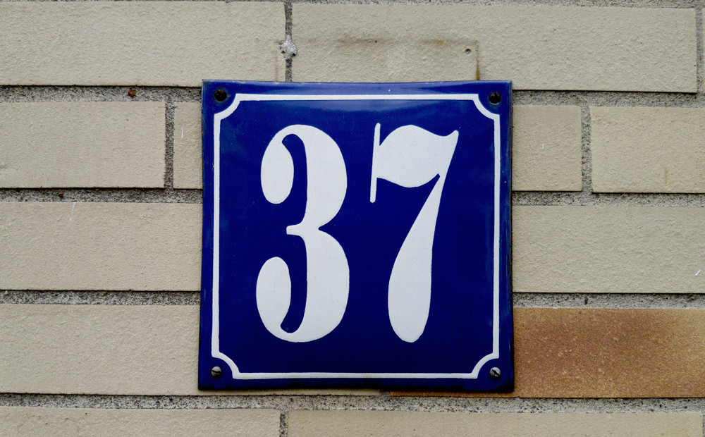 Дом номер 56. Табличка на дом. Табличка на дом цифры. Нумерация домов. Знак дом.