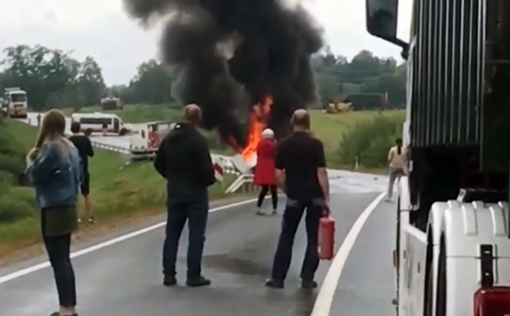 Traģiskā kravas auto avārija uz Liepājas šosejas: iedzīvotāji iepriekš ziņojuši par kādu aizdomīgu fūri