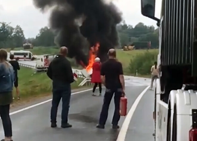 Traģiskā kravas auto avārija uz Liepājas šosejas: iedzīvotāji iepriekš ziņojuši par kādu aizdomīgu fūri