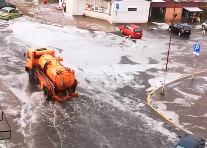 VIDEO: intensīvie nokrišņi Jelgavā pamatīgi applūdina pilsētas ielas