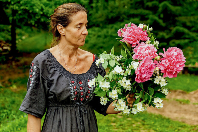 Kad ieradāmies, Singita bija atturīga – Agris tikai šorīt esot pateicis, ka būsim. Nē, nē, viņa nebildēšoties... Kad esam apmetuši labu līkumu ap Agra kokiem un apraudzījuši ūdensrozes ezerā, Singita kāpj mums pretī pa taku ar krāšņu pušķi rokā – pujenes un jasmīni. Lepna un bikla vienlaikus, galvenais – smaidīga.