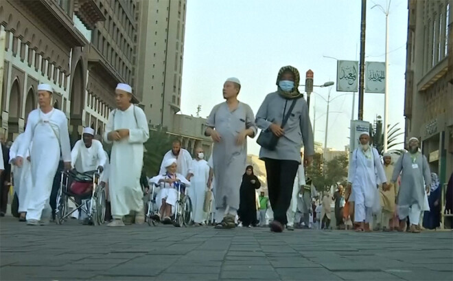 Viens no hādža mērķiem ir vienot musulmaņus, un svētceļnieki neizrāda nekādas liecības pa savu turību.