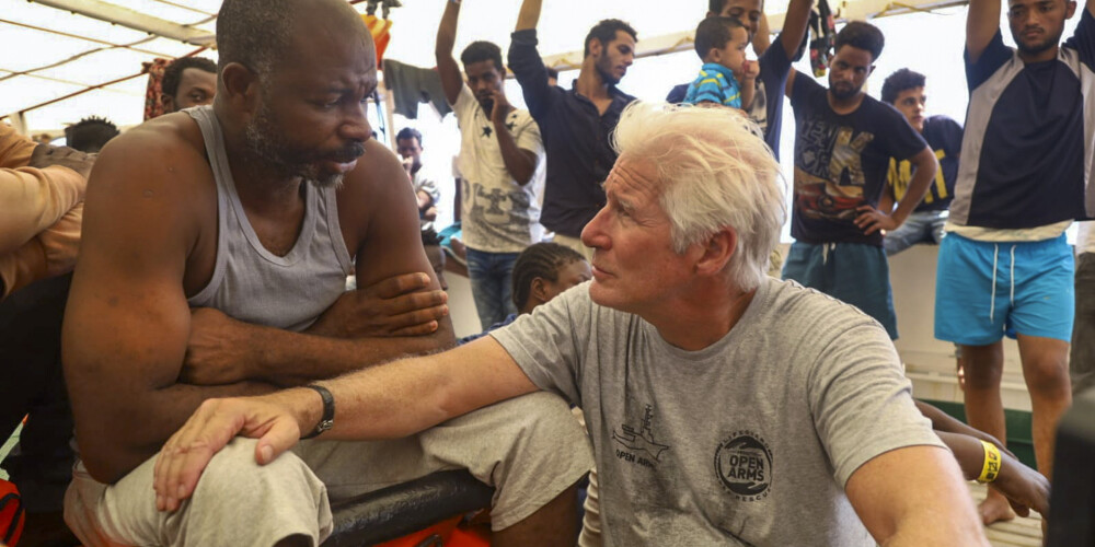 Aktieris Ričards Gīrs Vidusjūrā uz kuģa tiekas ar nelegālajiem imigrantiem