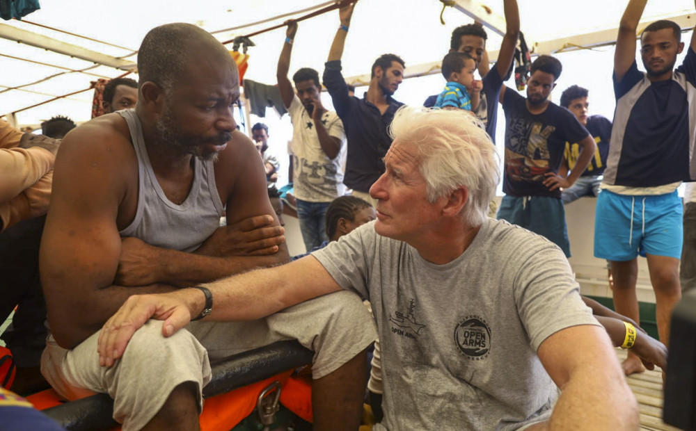 Aktieris Ričards Gīrs Vidusjūrā uz kuģa tiekas ar nelegālajiem imigrantiem