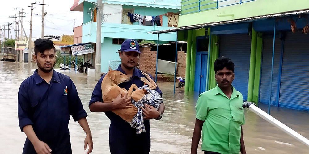 Plūdos un zemes nogruvumos Indijā gājuši bojā gandrīz 100 cilvēki