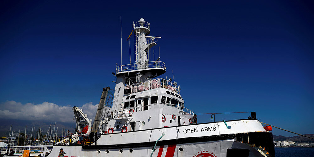 Spānijas aktīvistu kuģis ar 121 migrantu uz klāja Vidusjūrā uzņēmis vēl 39