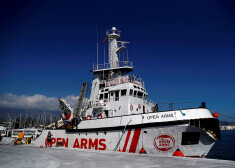 Spānijas aktīvistu kuģis ar 121 migrantu uz klāja Vidusjūrā uzņēmis vēl 39